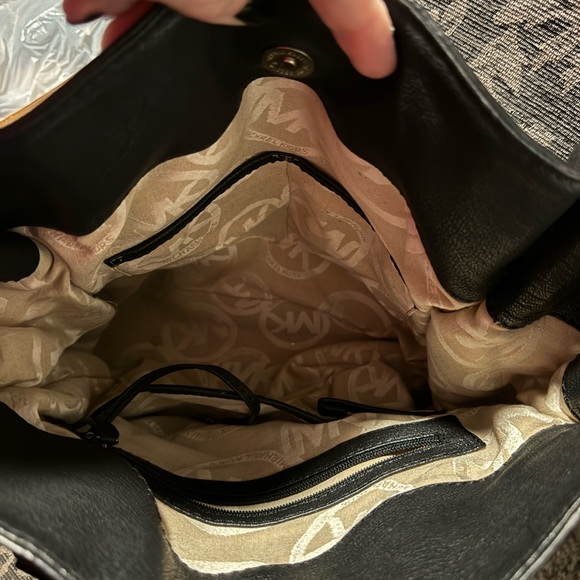 Beautiful black Michael Kors Large Hamilton bag with silver hardware. - Picture 2 of 6